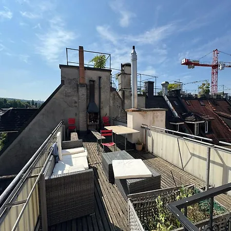 홈스테이 Rustic Lakeside Gem With Rooftop Looking To