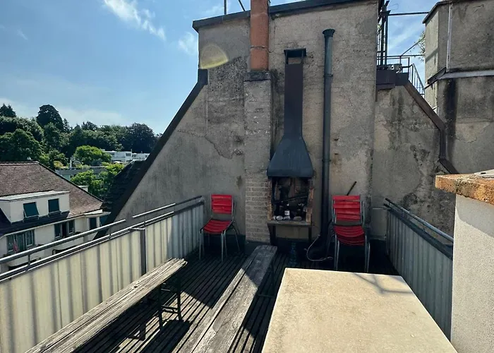 Rustic Lakeside Gem With Rooftop Looking To Homestay